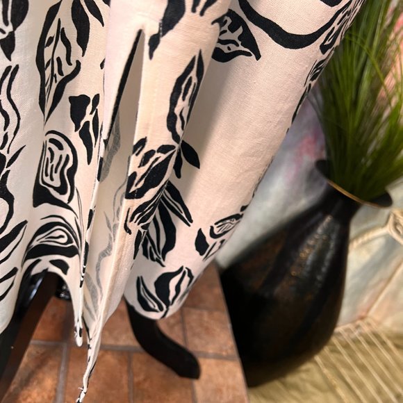 White and Black V-Neck Sundress - Picture 5 of 16